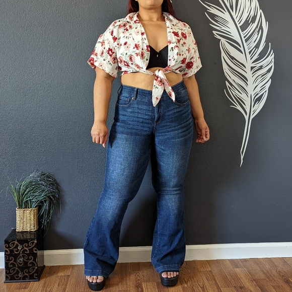 Jon & Anna Crop Top - Picture 7 of 7